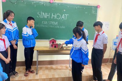 SINH HOẠT CÂU LẠC BỘ  STEM: SÁNG TẠO MÔ HÌNH “NGÔI NHÀ THÔNG MINH”