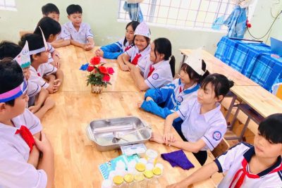 SINH HOẠT CÂU LẠC BỘ STEM LẦN THỨ NHẤT: “TRẢI NGHIỆM THỰC TẾ LÀM SỮA CHUA”